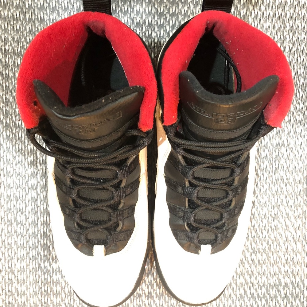 AIR JORDANS 10 X HISTORY CHI. BULLS WHITE / RED